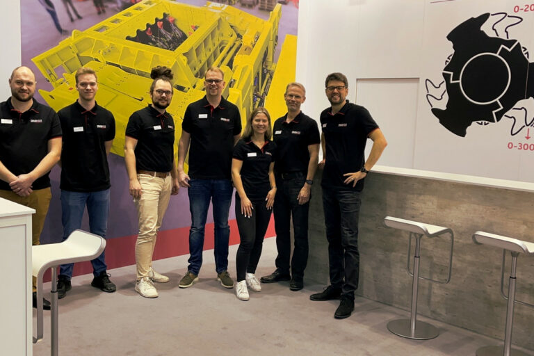 bauma-2022 Mitarbeiter am Crush+Size Stand auf der Bauma Messe in München