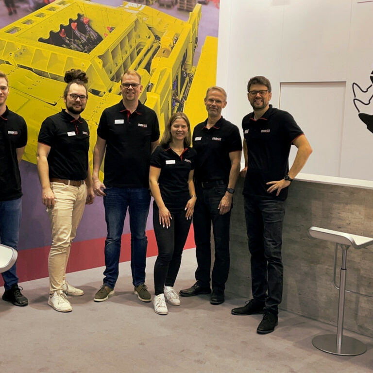 Mitarbeiter am Crush+Size Stand auf der Bauma Messe in München