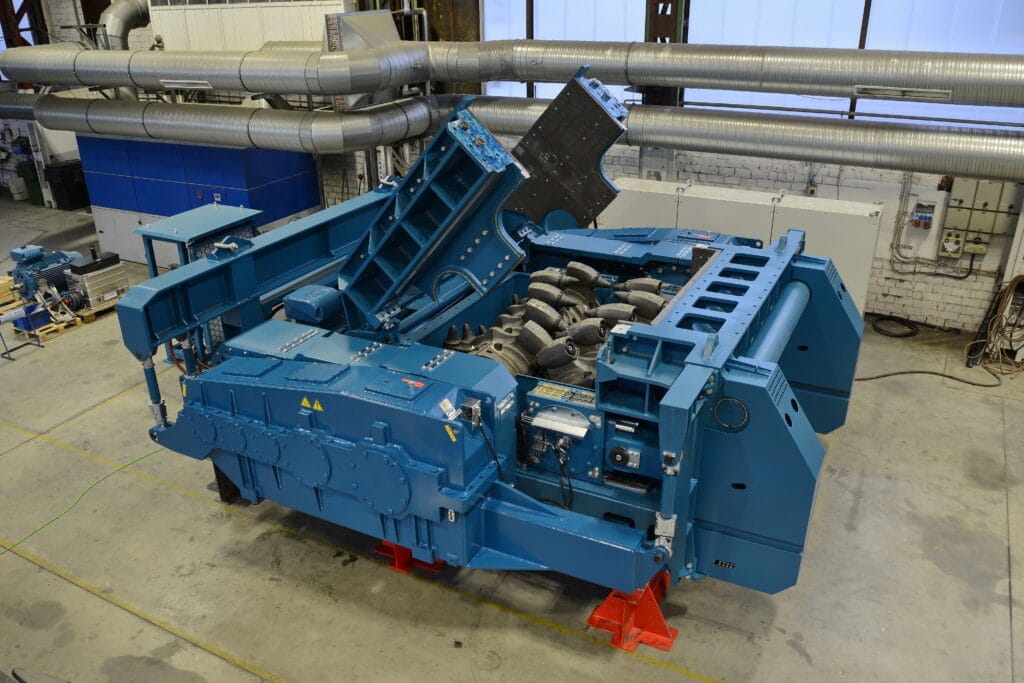 Das Video gibt einen Einblick in die schonende und kraftvolle Arbeitsweise unserer Zweiwalzenbrecher als Primärbrecher im Betonrecycling.