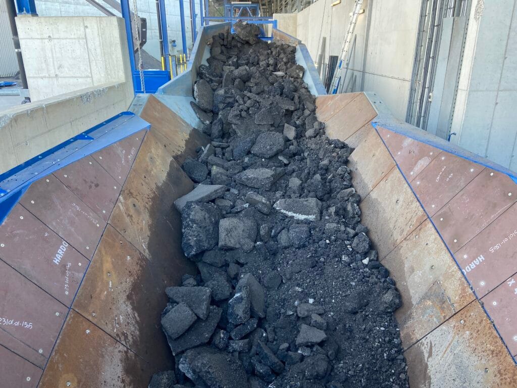 Beeindruckendes Videomaterial von der Inbetriebnahme des ersten Asphaltbrechers. Handling und Zerkleinerung von Ausbauaspahlt 400t/h.